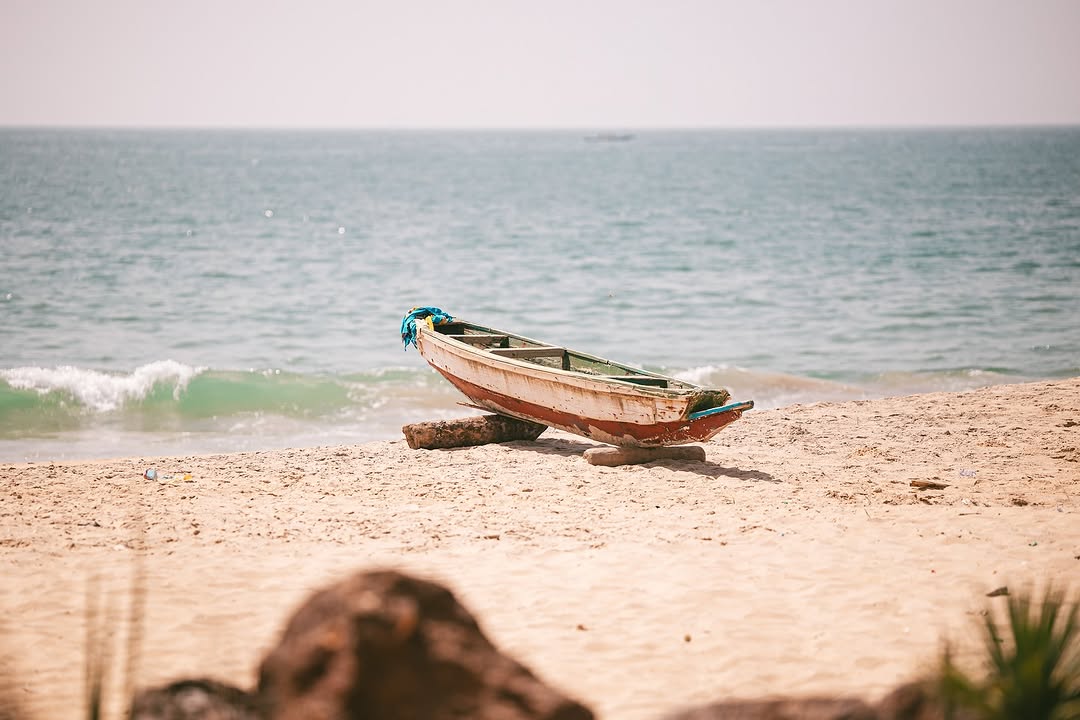 Pirogue de pêche traditionnelle échouée sur une plage de la Petite Côte sénégalaise