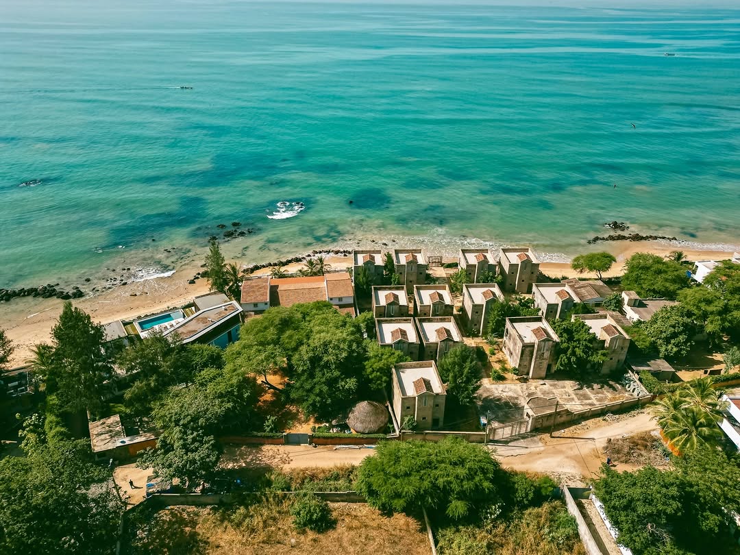 Villas en bord de mer turquoise sur la Petite Côte, vue aérienne près de Ngaparou