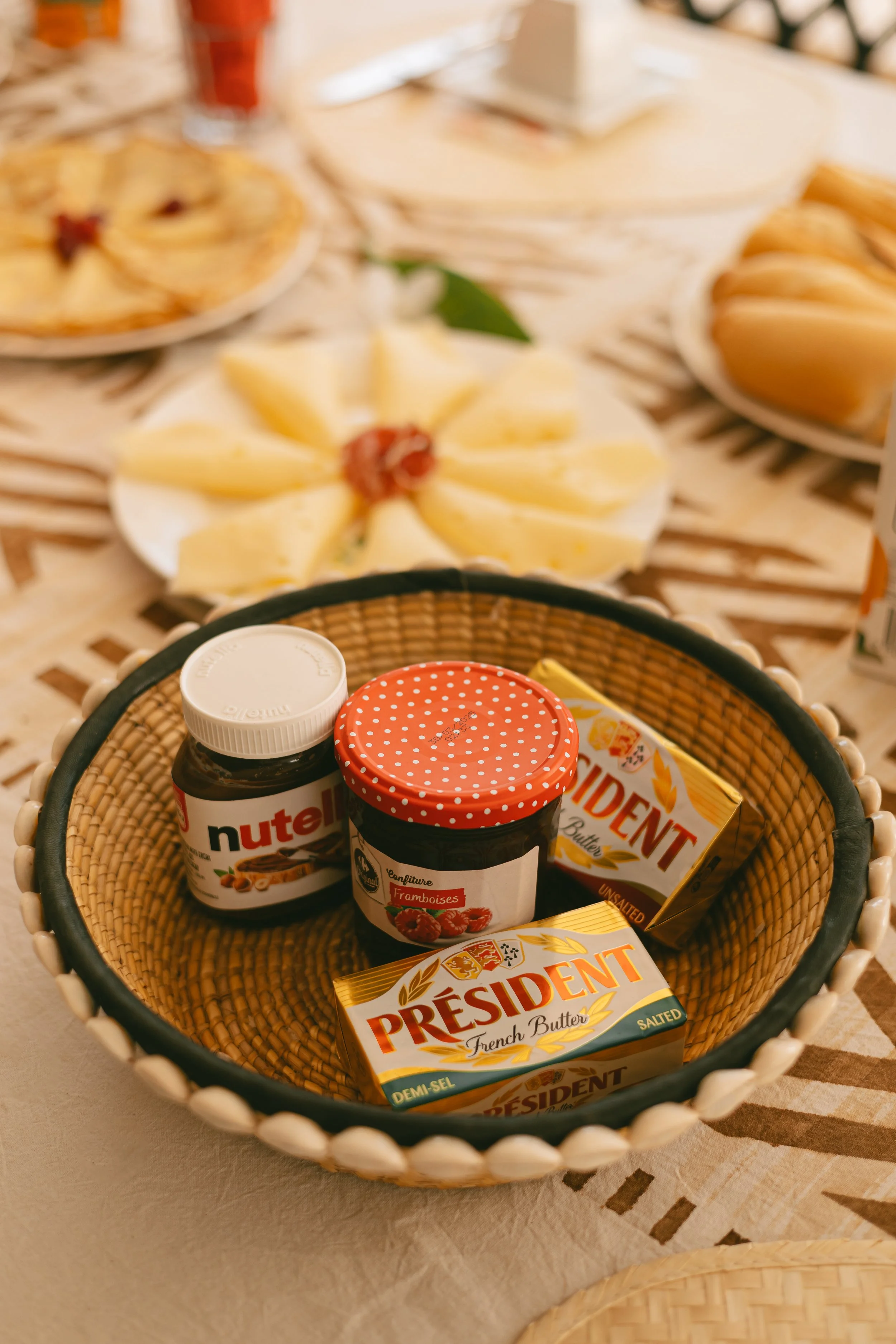 Plateau petit-déjeuner avec Nutella, confitures, beurre Président et tartes