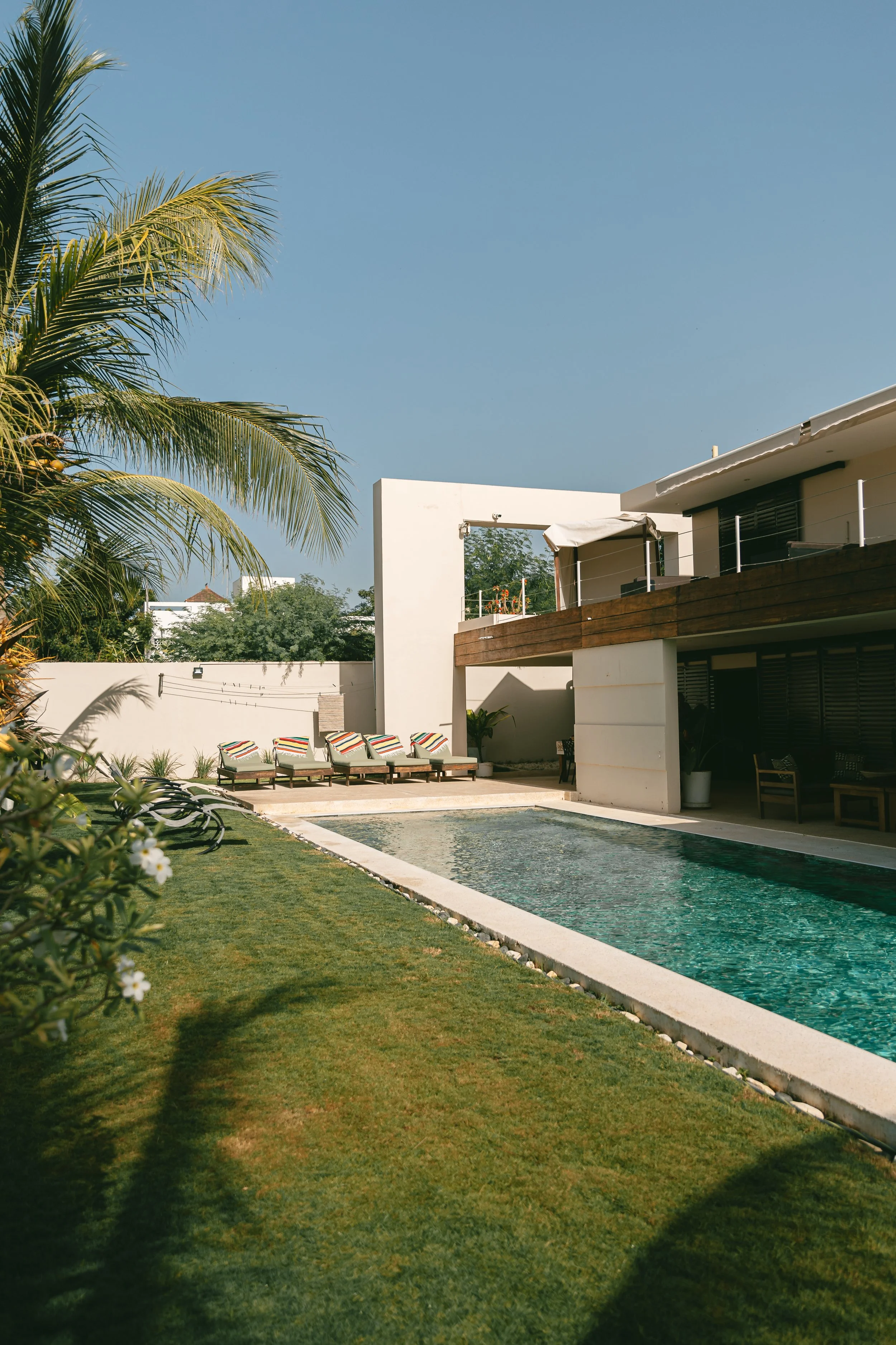 Vue de la piscine et des extérieurs aménagés