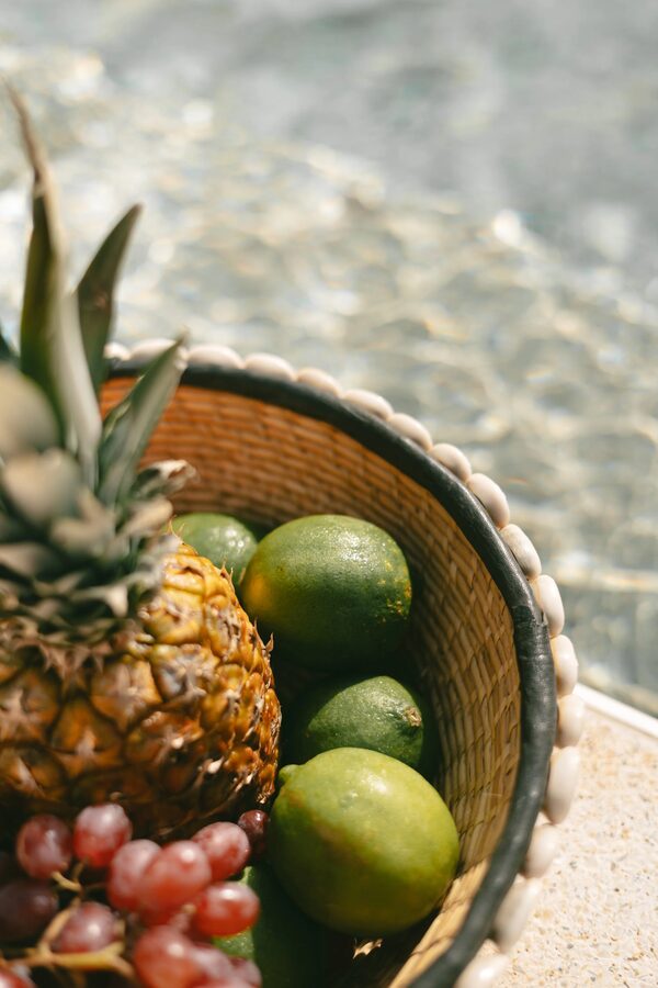 Plat de fruits exotiques préparé par Rose, posé au bord de la piscine