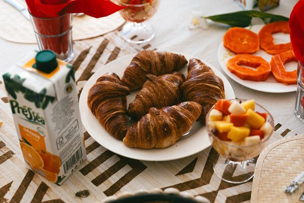 Petit-déjeuner servi : croissants, jus pressé et papayes du marché de Ngaparou