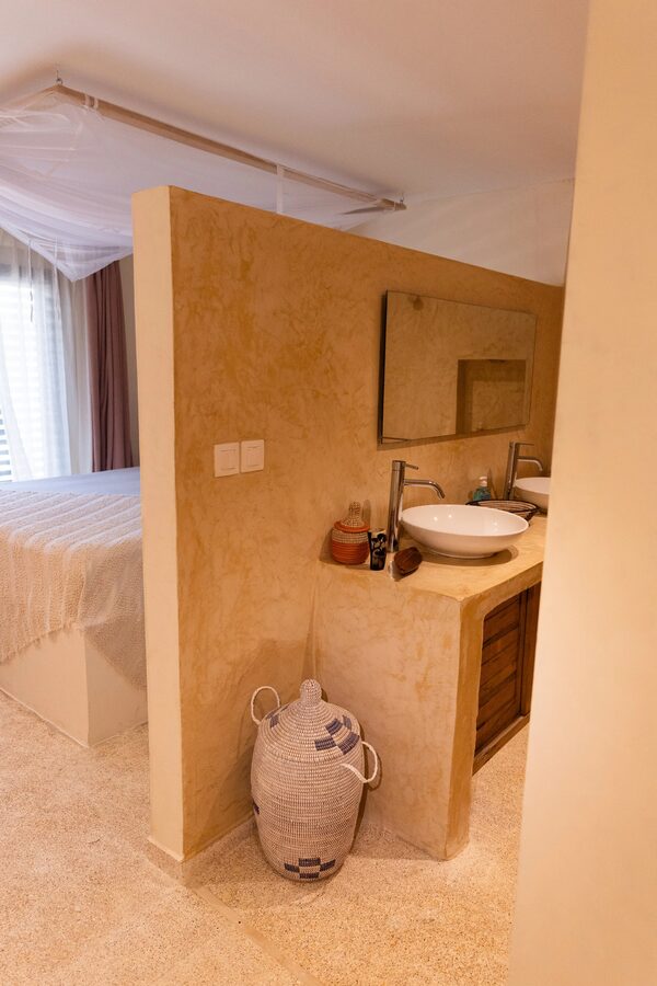 Salle de bain avec finitions naturelles